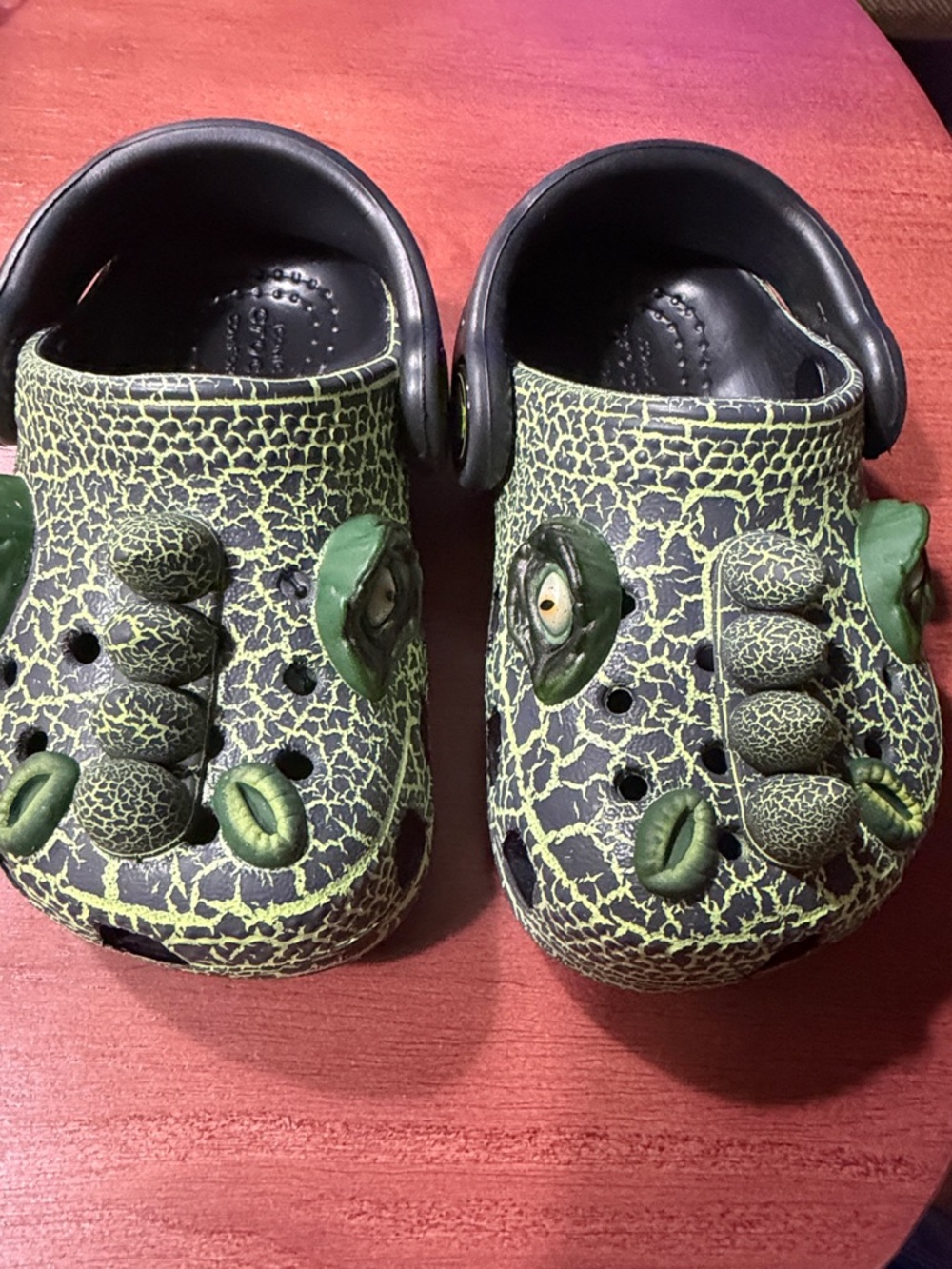 CROCS green crackle monster-detail clog